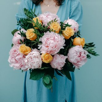ramo peonias rosas y rosas amarillas