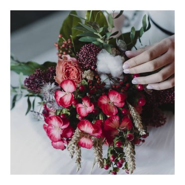 Ramo de novia rojo con algodón