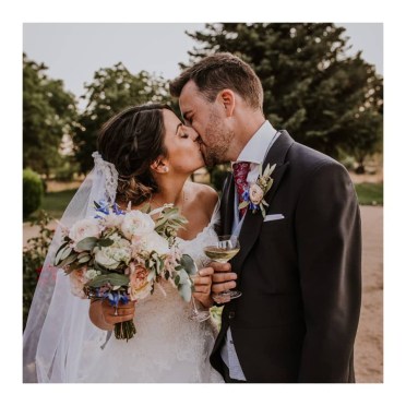 Ramo de novia sencillo con rosas y astilbe