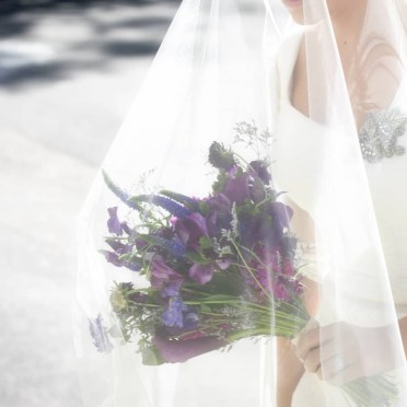 Ramo de novia campestre con flor morada