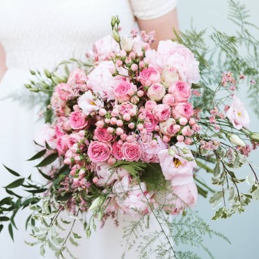 Ramo de novia de peonias, rosas y bayas