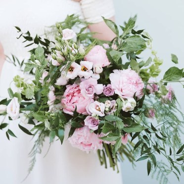 Ramo de novia rosa con peonias