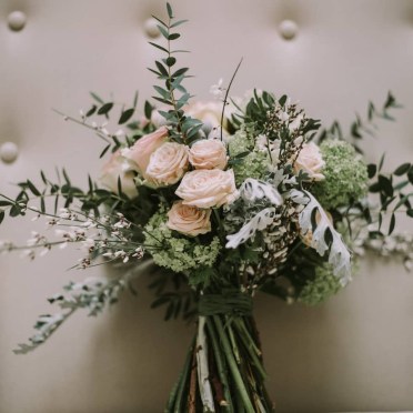 Ramo de novia sencillo para ceremonia civil crema y verde