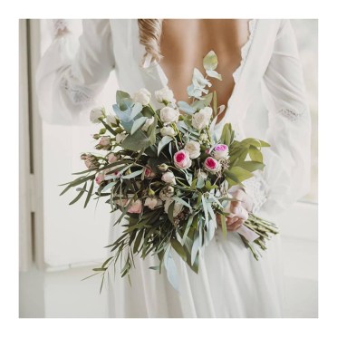 Ramo de novia rosas ramificadas y verdes