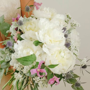 Ramo de novia de peonias y clematis