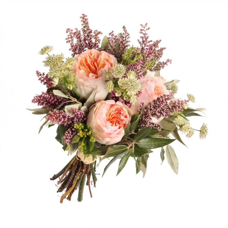 Ramo de novia romántico con flores preservadas y con flores secas en  colores crema y blanco. Las rosas preservadas son las protagonistas de este  ramo