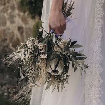 ramo de novia blanco con flor de arroz y proteas blancas