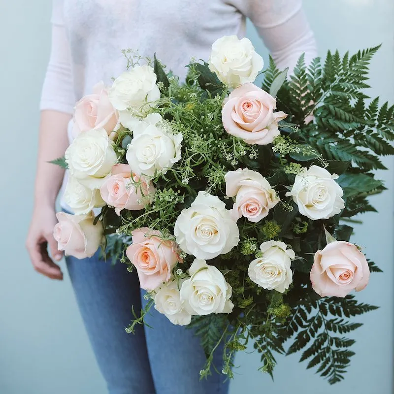 ramo de rosas blancas y rosa