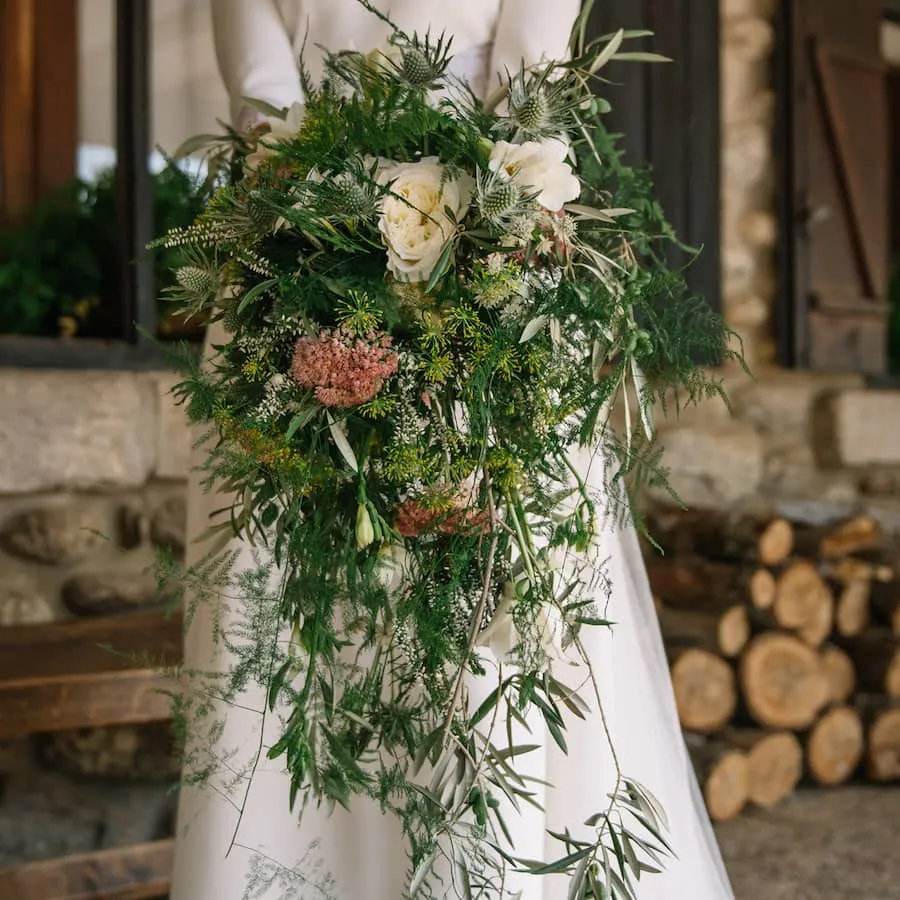 varios ramos de novia de un estilo vintage con rosas