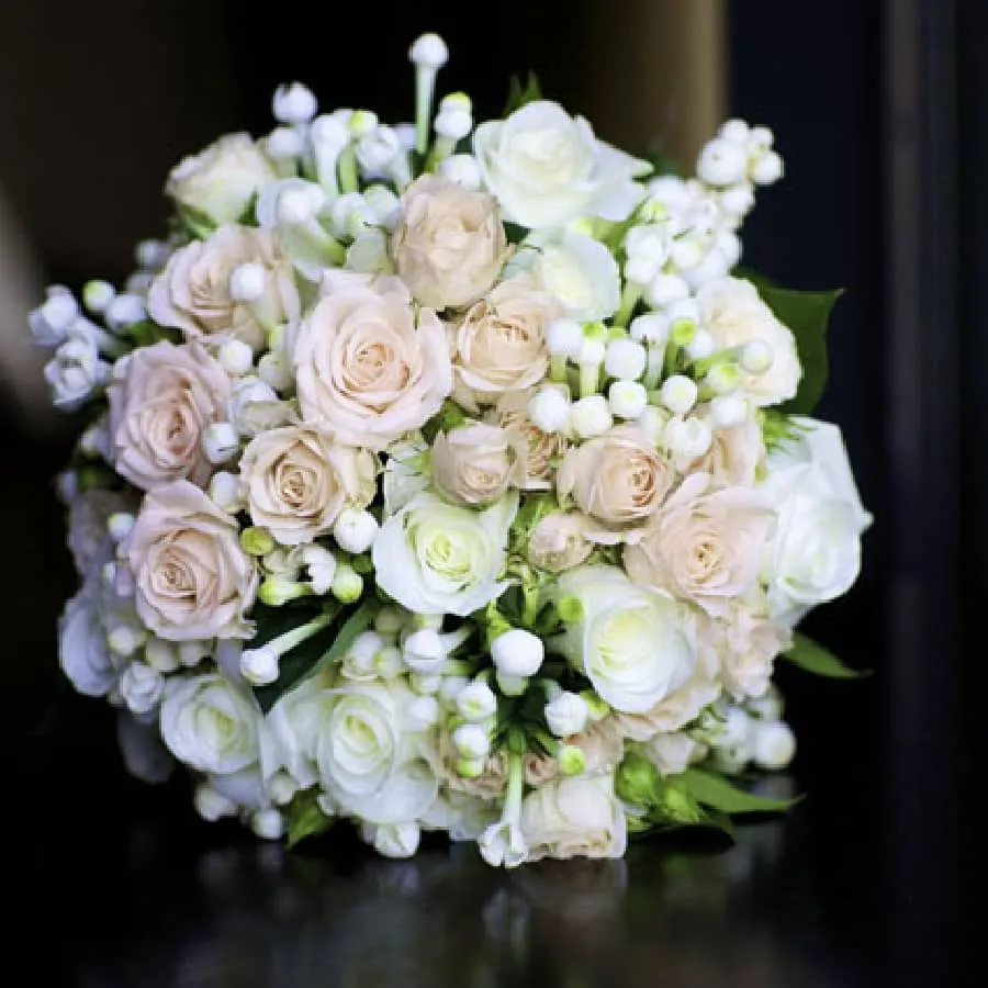 ramos de novia con varias flores y formas clasicas