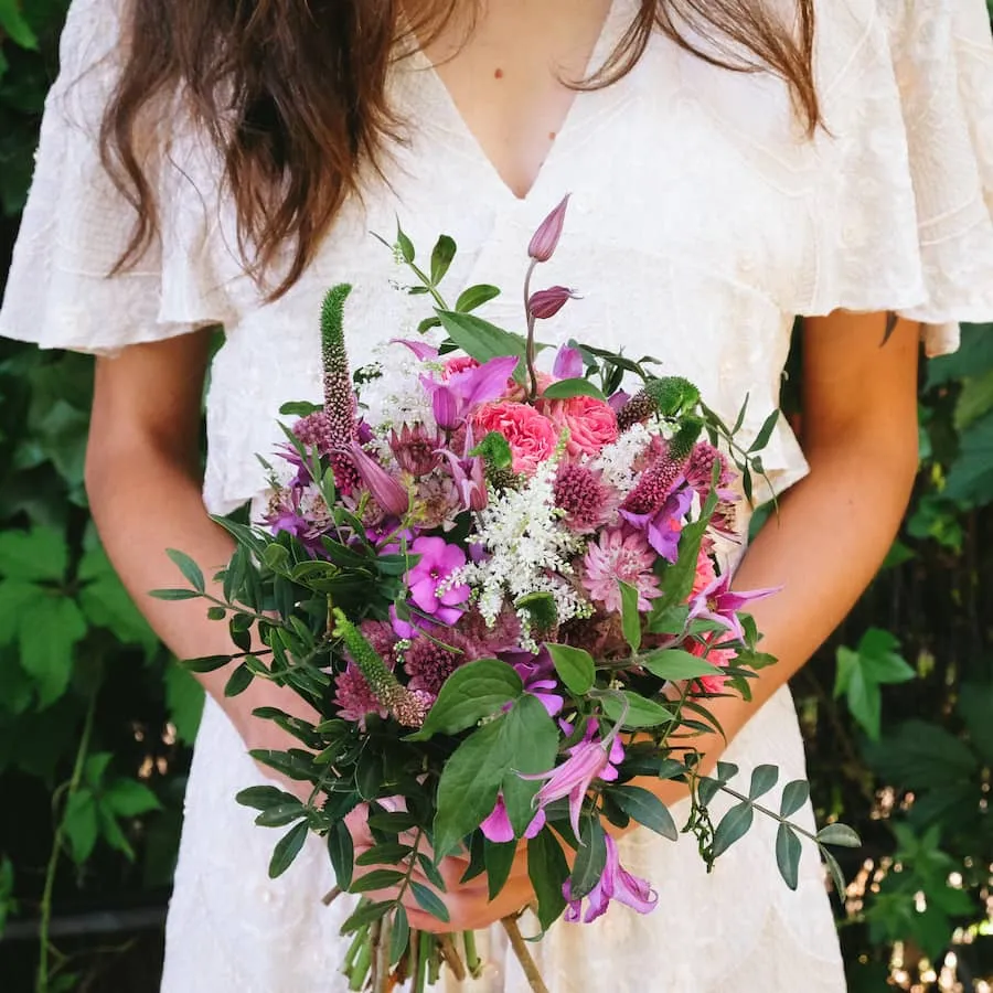 varios ramos de novia con flores mas campestres