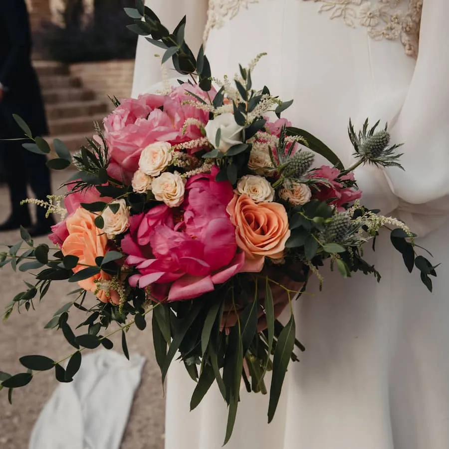 varios ramos de novia con flores en forma romantica