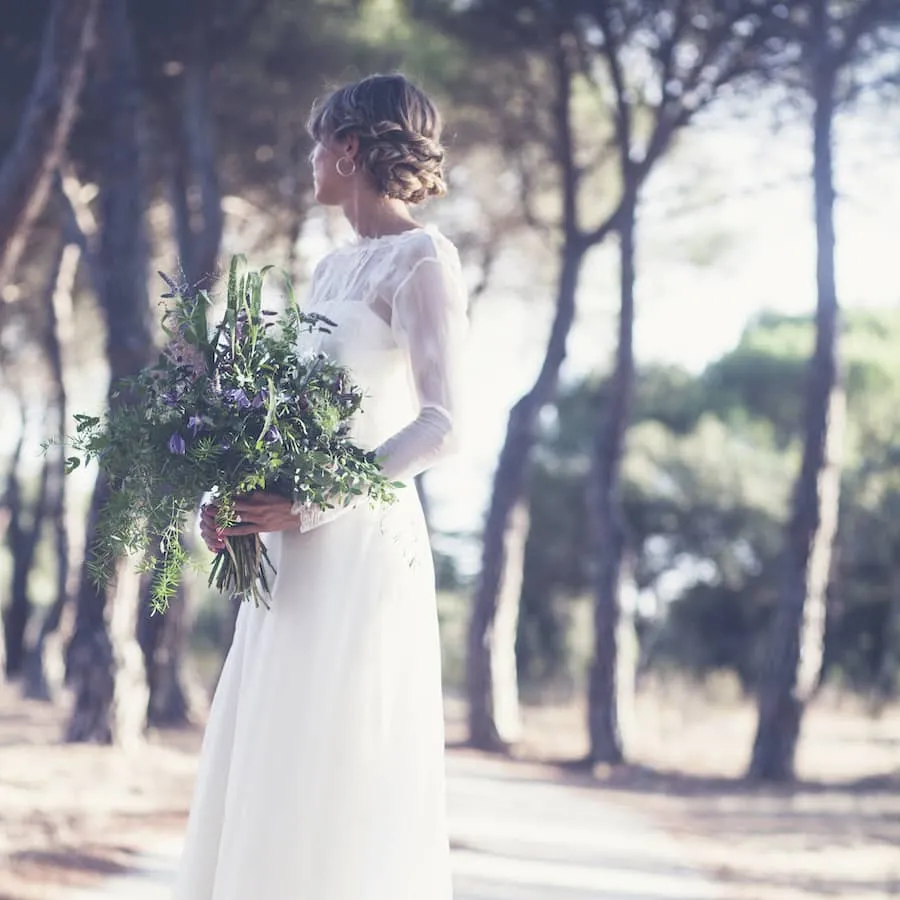 ramo de novia verde con una novia en blanco en el campo