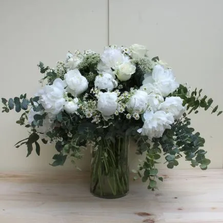 Arreglo premium de peonias blancas