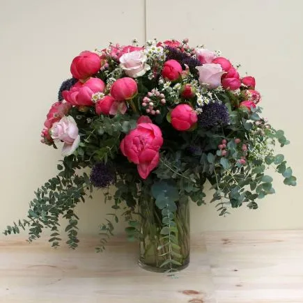Arreglo premium de peonias coral