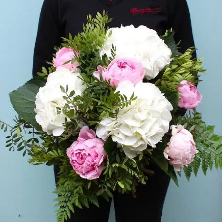 Ramo de hortensias blancas y peonias rosas