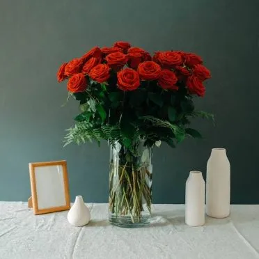Ramo de rosas rojas en un jarrón