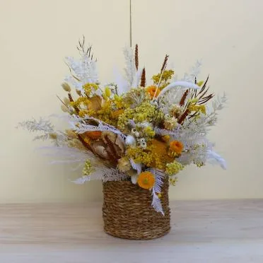 Cesta de flor seca amarilla