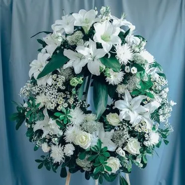 Una corona de flores blanca
