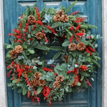 Corona premium de navidad con ilex rojo