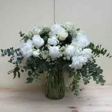 Arreglo premium de peonias blancas