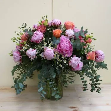 Arreglo de flores premium con peonias rosas