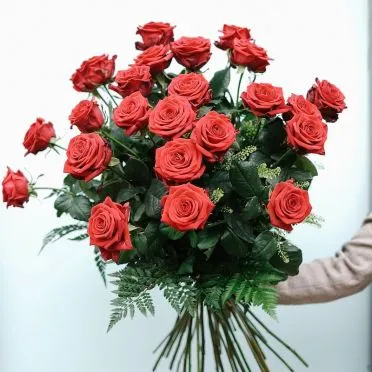 Ramo de 24 rosas rojas de tallo largo