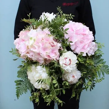 Ramo de hortensias rosa y peonias blancas