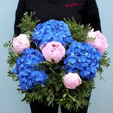 Ramo de hortensias azules y peonías rosas