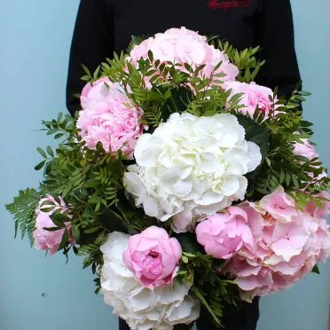 Ramo de peonias rosas y hortensias blancas y rosas