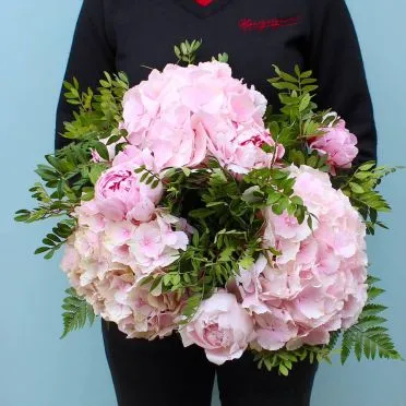 Ramo de hortensias y peonías rosas