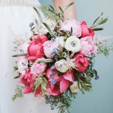 Ramo de novia con peonias rosas y coral
