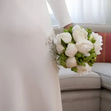 Ramo de novia sencillo y elegante de peonías blancas y verdes
