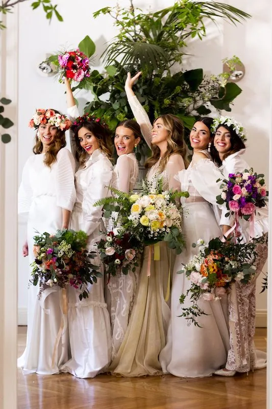 seis novias con sus ramos