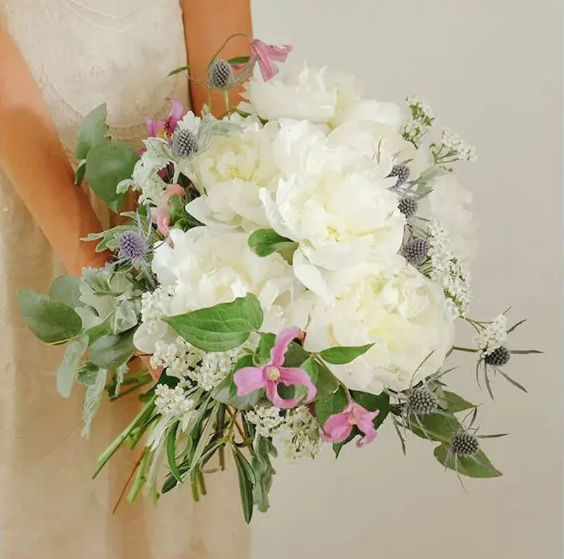 ramo de novia con peonias y clematis