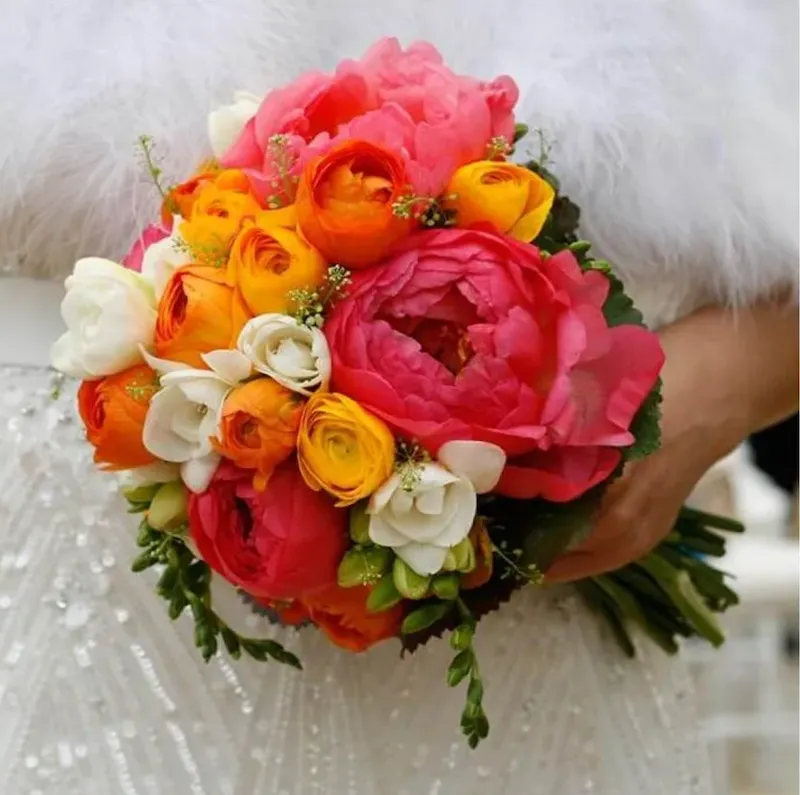 ramo de peonias coral, francesillas y freesias