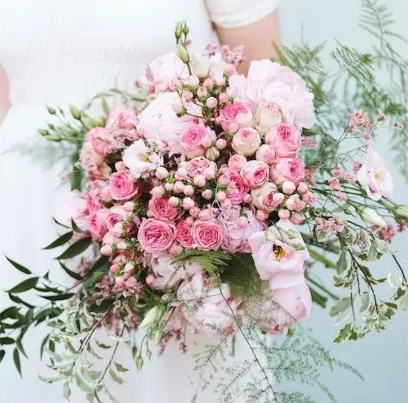 peonias, rosas ramificadas, y lisianthus