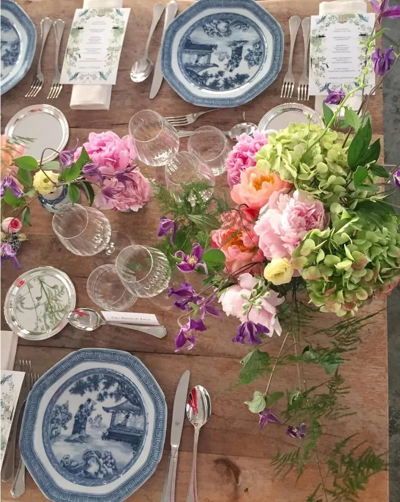 flores para mesa presidencial vestida de azul