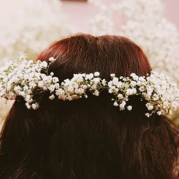 corona de flores de paniculata en una cabeza