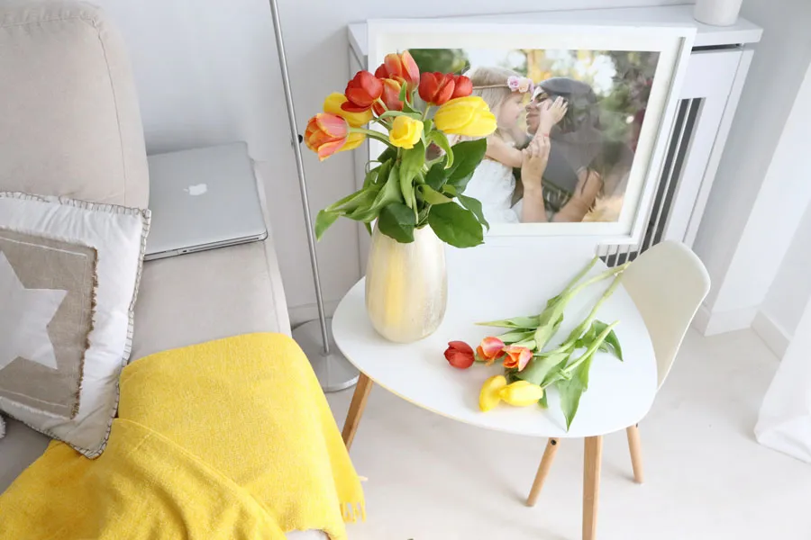 ramo de tulipanes de colores calidos en una habitacion