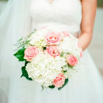 ramo de novia con hortensia blanca y rosas rosa