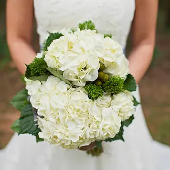 ramo de novia en tonos blancos y verdes