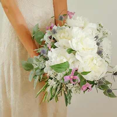 ramo de novia campestre en tonos blancos y morados