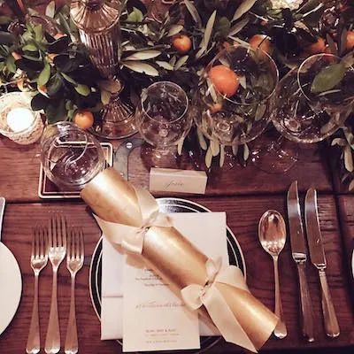 centro de mesa con naranjas y regalo de navidad