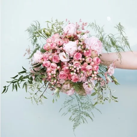 ramo de novia con rosas ramificadas peonias rosas y lisianthus rosa