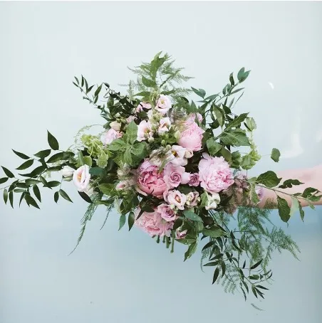 ramo novia rosas con verdes y peonias