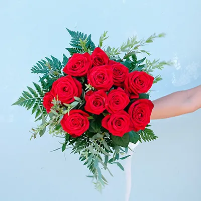 rosas rojas red naomi de tallo corto con eucalipto y helecho