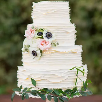 tarta blanca con anemonas blancas y rosas rosa