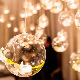decoracion de una boda con una bola de cristal con una cala