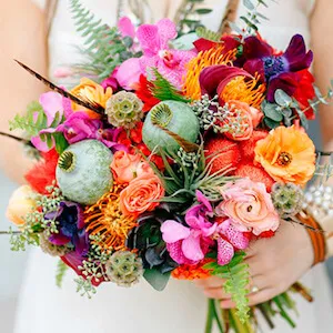 ramo de novia muy colorido con flores naranjas y morado